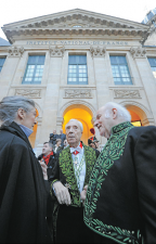 Marc Fumaroli (au centre) et Pierre Rosenberg (à droite), à l’Institut national de France en janvier 2010.