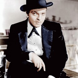 Orson Welles interprète le rôle principal dans Citizen Kane, qu'il a réalisé en 1941