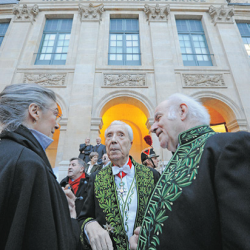 Marc Fumaroli (au centre) et Pierre Rosenberg (à droite), à l’Institut national de France en janvier 2010.