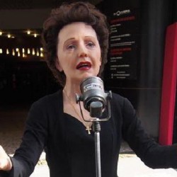 La nouvelle statue de cire d'Edith Piaf devant l'Olympia en juin 2015