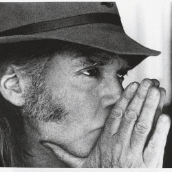 Neil Young repart en croisade contre l'agriculture transgénique et le capitalisme.